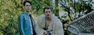 Samuel Barnett e Elijah Wood in Dirk Gently - agenzia di investigazione olistica