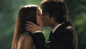 Damon e Elena tra i Spike e Buffy tra i 10 baci più belli delle Serie Tv