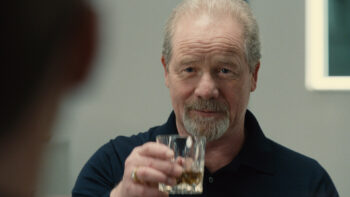 Peter Mullan è James Delos, Gogo Magazine