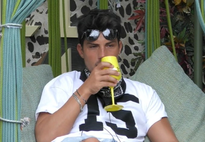 Gf vip Il gieffino minaccia di abbandonare il reality show: “Non sono in tv per fare il pagliaccio” Gf vip Il gieffino minaccia di abbandonare il reality show: