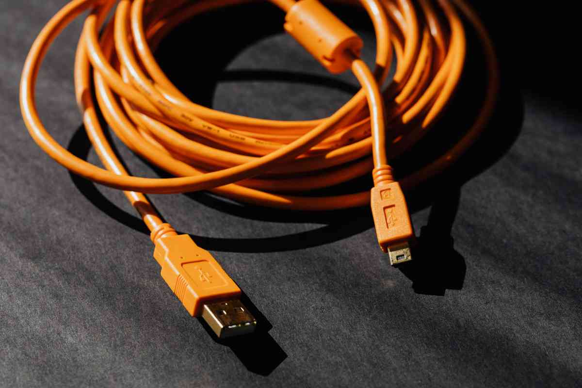 caricabatteria Tutti lo fanno, ma è un’abitudine pericolosa