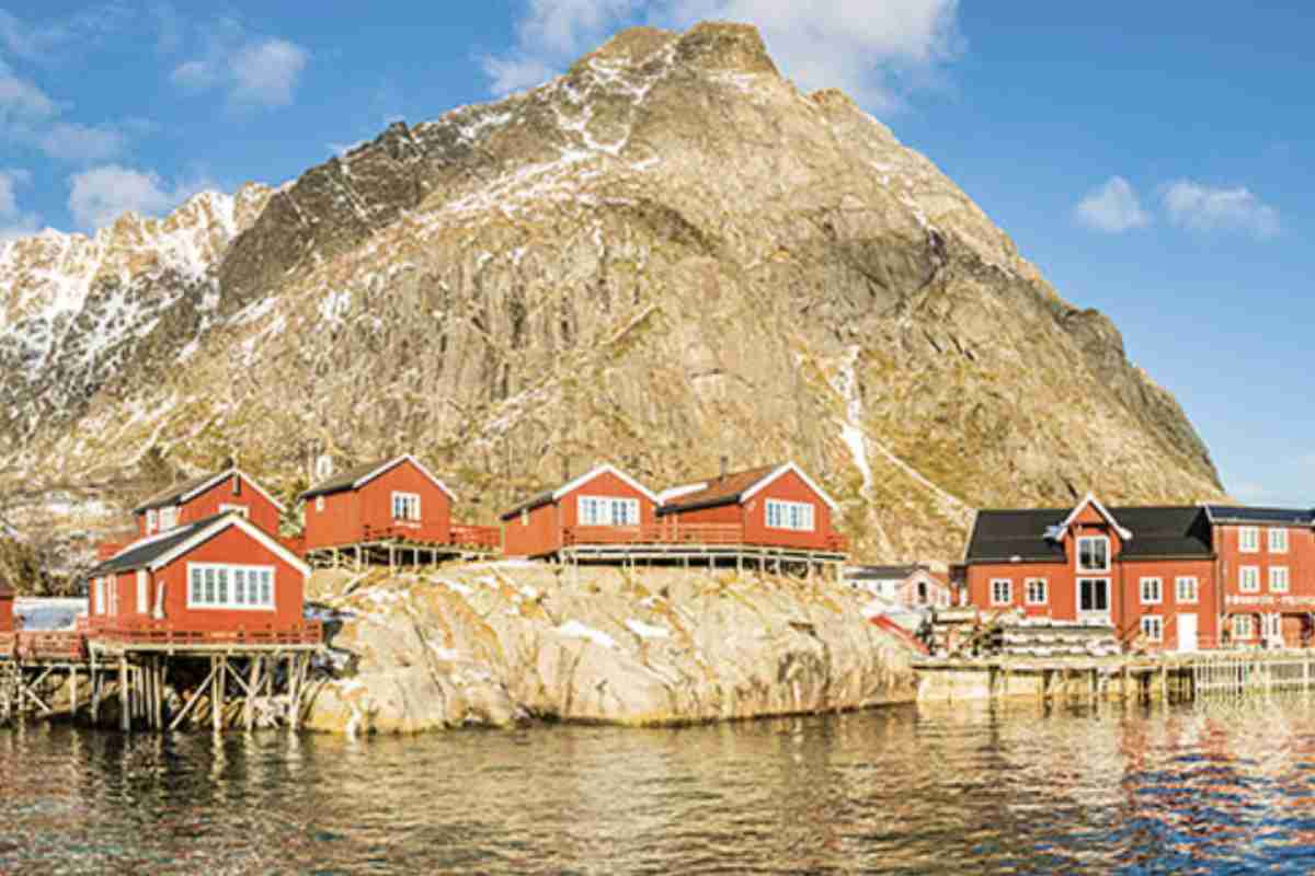 Questo borgo, situato nell’incantevole arcipelago delle Lofoten, rappresenta un esempio di essenzialità e autenticità difficile da eguagliare.