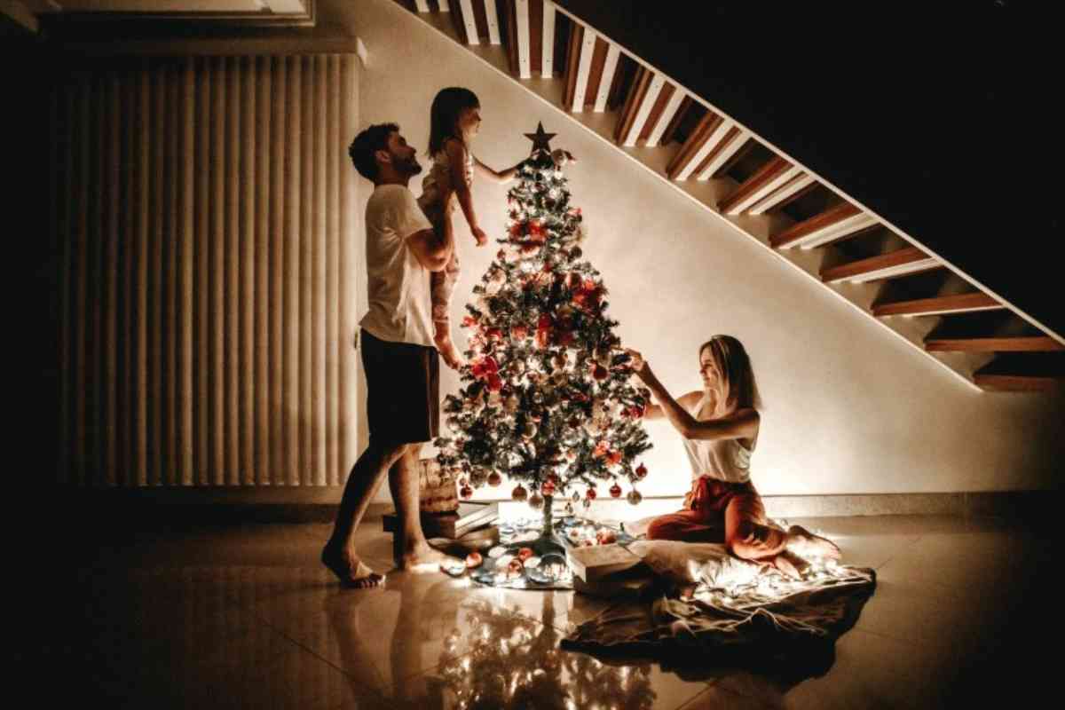 Addobbare albero di Natale, psicologia