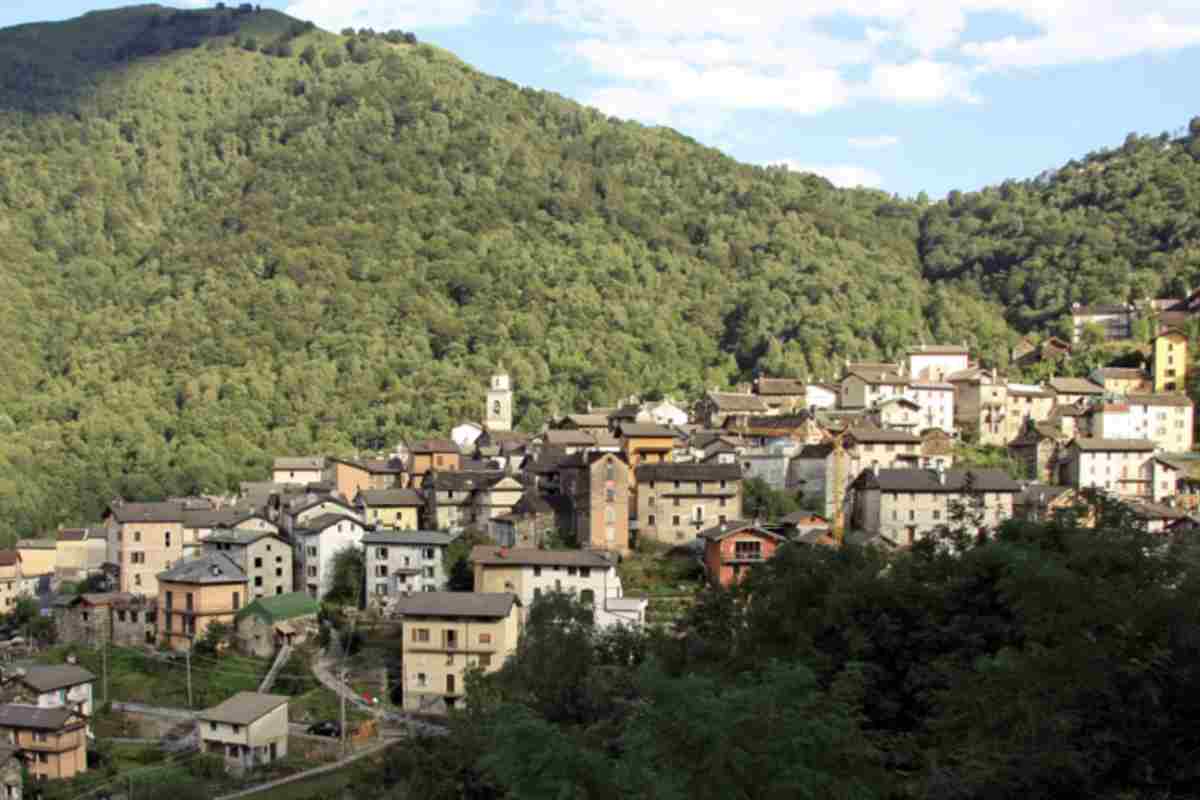 Questo piccolo comune di appena 167 abitanti, che si estende su una superficie di 13,29 km² a 812 metri di altitudine, mantiene viva una leggenda