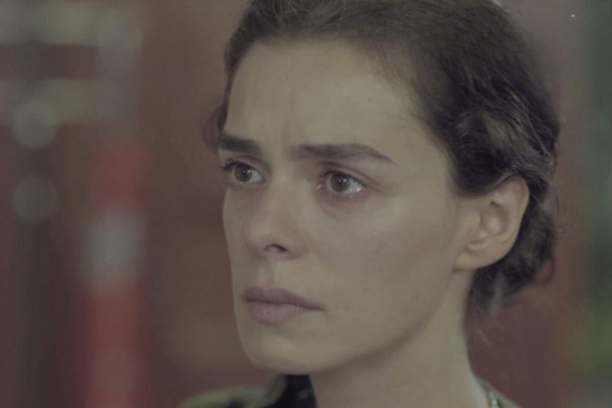 La forza di una donna attrice La storia dietro la rivalità tra i due viene svelata attraverso flashback che mostrano come Mert, ex fidanzato di Piril, abbia perso