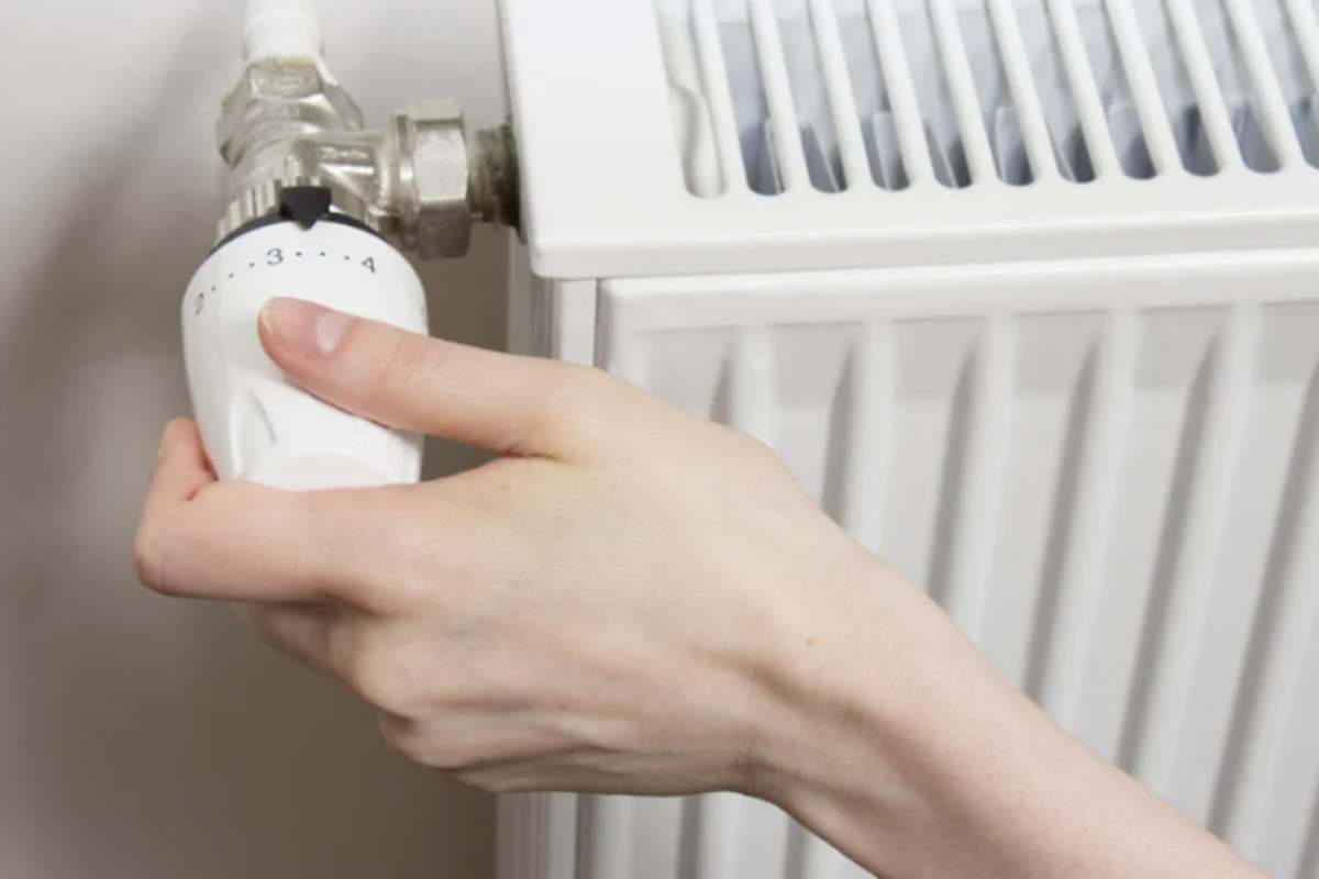 Molti si affidano ancora a vecchie abitudini, come l’uso della carta stagnola dietro ai termosifoni, senza sapere che esistono metodi