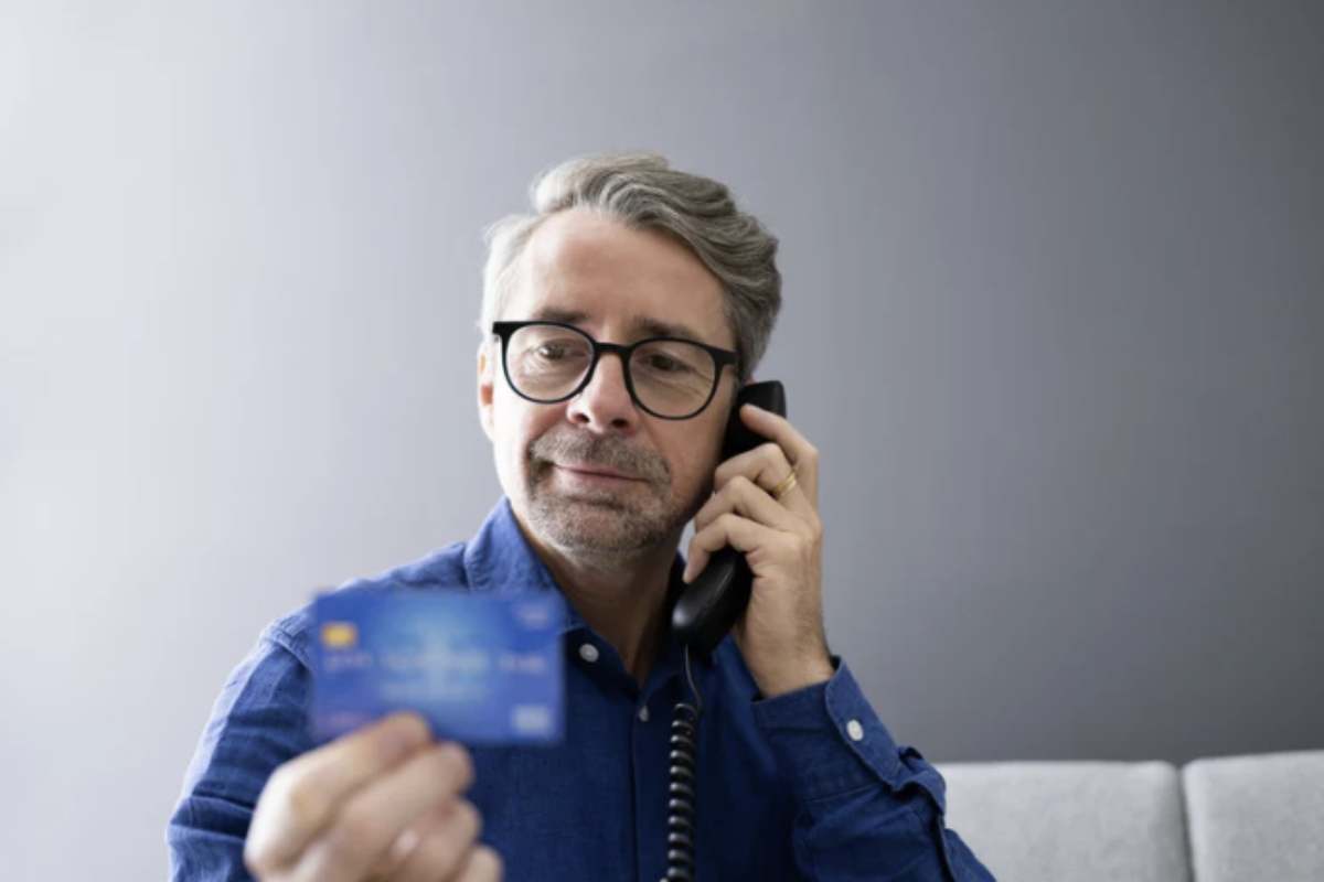 Le tecniche di frode si sono evolute, sfruttando algoritmi avanzati per manipolare la voce delle vittime e ottenere illegalmente