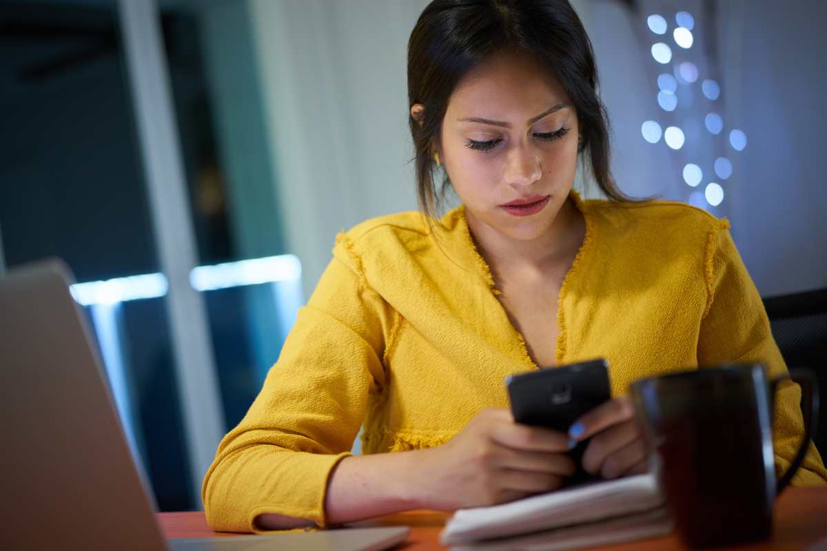 donna smartphone Whatsapp, devi svuotare il cestino ora: