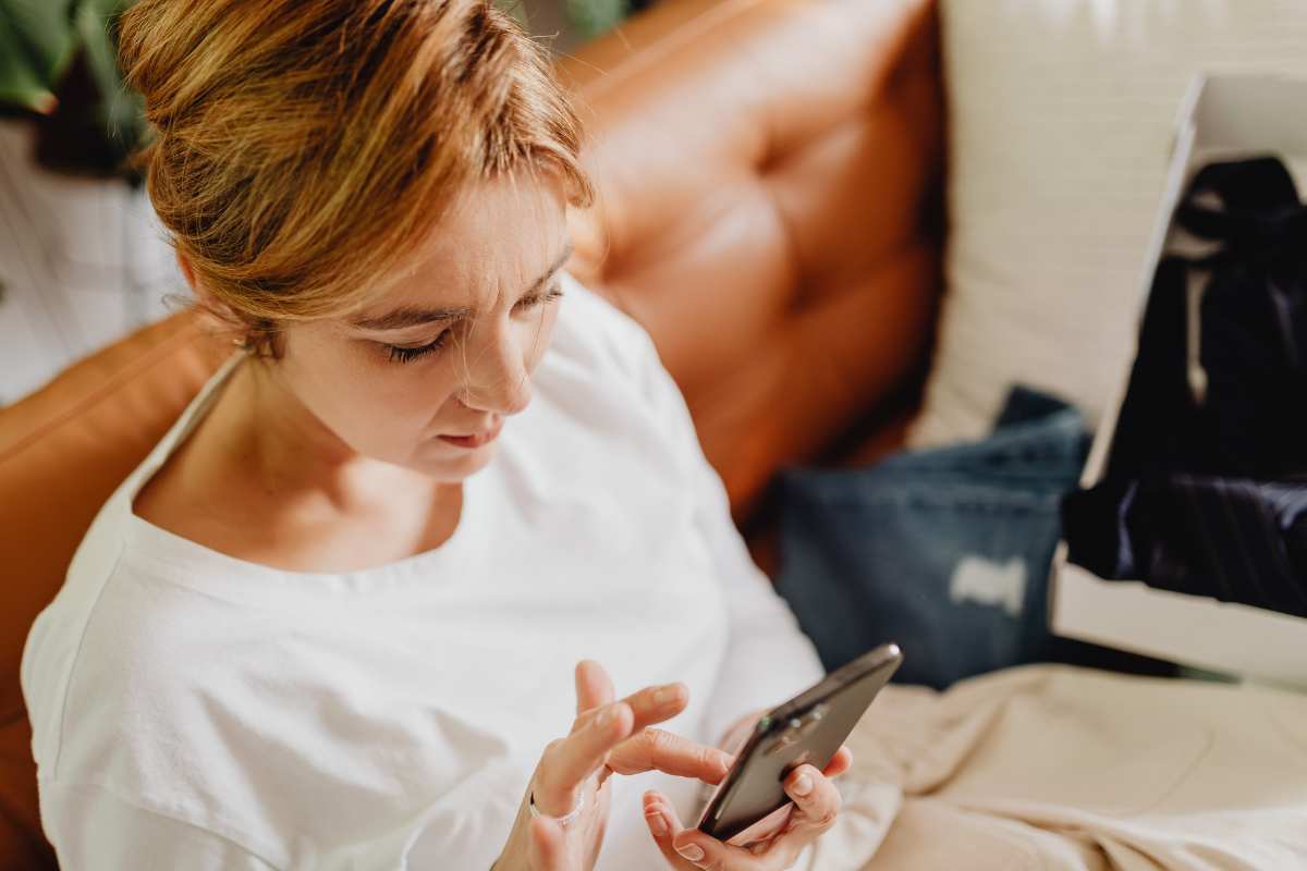 donna telefono Insulti online, se sei vittima puoi difenderti così