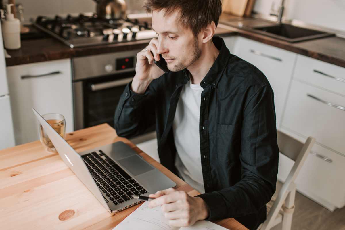 uomo pc smartphone come capire se whatsapp è spiato